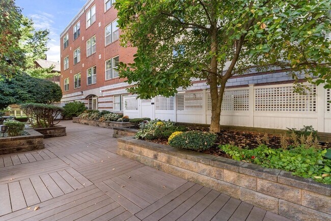 Building Photo - 20 Webster St