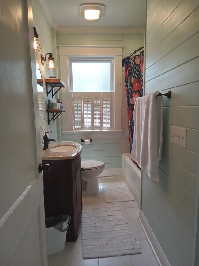 Building Photo - Fully Furnished Home Just Minutes From LU