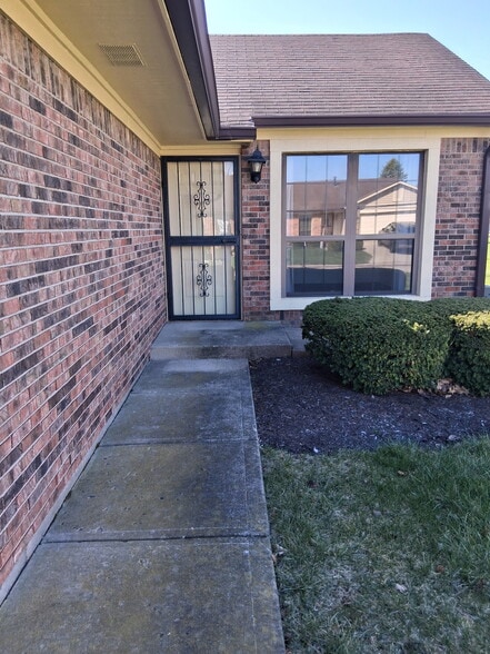 Front entrance - 1858 Queensbridge Cir