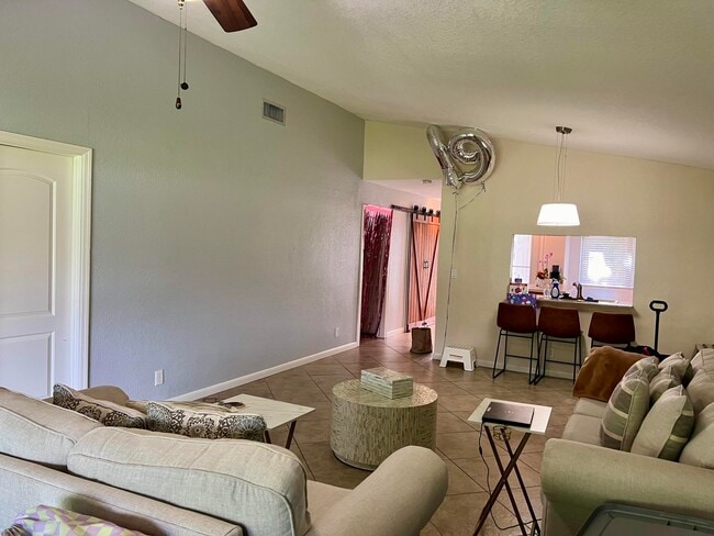Building Photo - 4075 Palm Forest Dr N