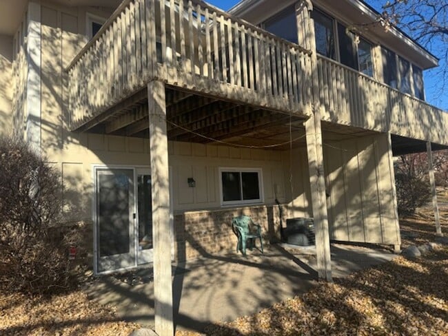 Building Photo - Beautifully Updated 3 Bed, 2 Bath, 2 Car Garage End Unit Townhome with Vaulted Ceilings