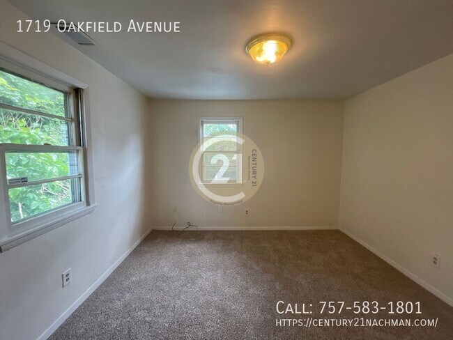 Building Photo - 1719 Oakfield Ave