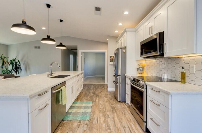 Building Photo - 6927 E Grandview Dr