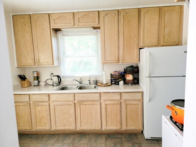 Building Photo - 6530 N Drake Ave