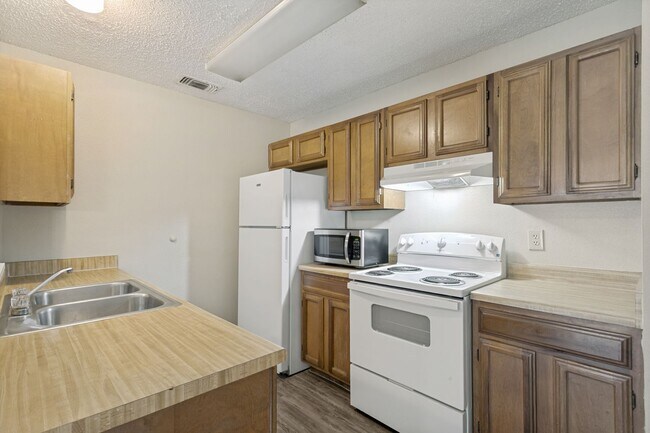 Building Photo - 2-BEDROOM DUPLEX
