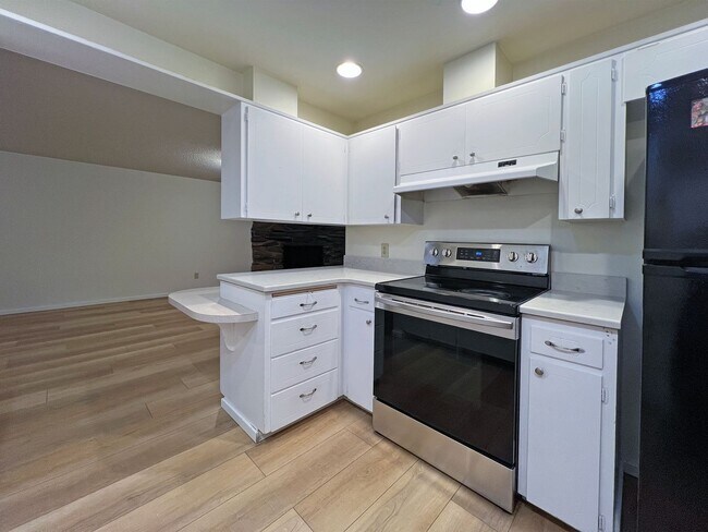 Building Photo - 4 bedroom 2.05 bath rambler on Kent's East...