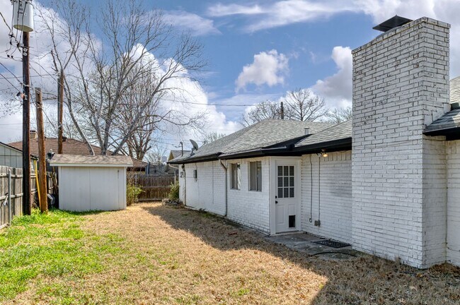 Building Photo - AVAILABLE NOW! BEAUTIFUL 3 BEDROOM HOME LO...