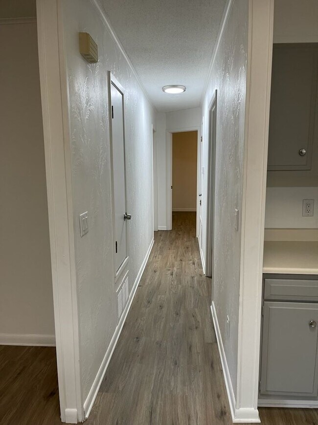 Building Photo - Cutie and move-in ready