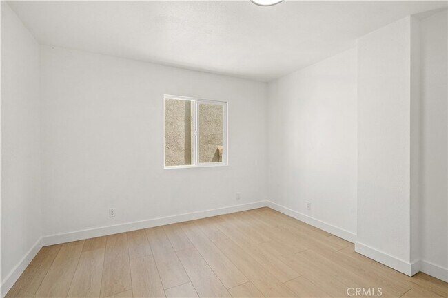 Building Photo - 7010 Lennox Ave