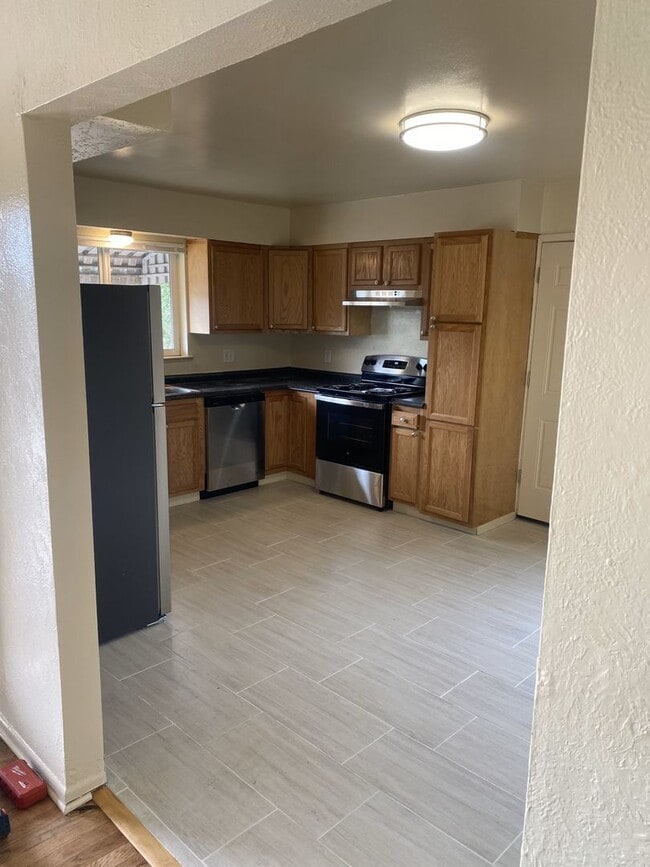 Building Photo - Fully Renovated and ***Move in Special***