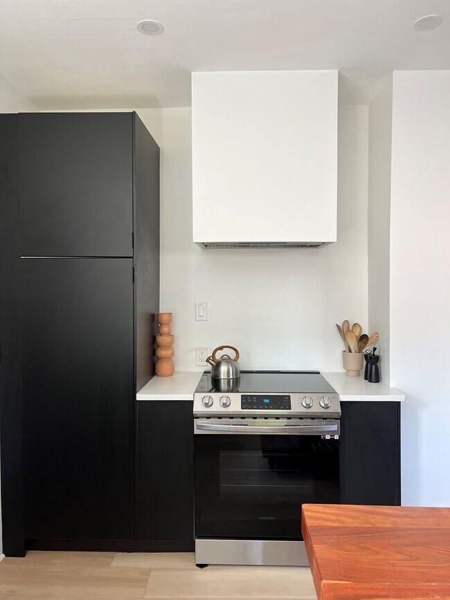Building Photo - Gorgeous three bedroom in the heart of Par...