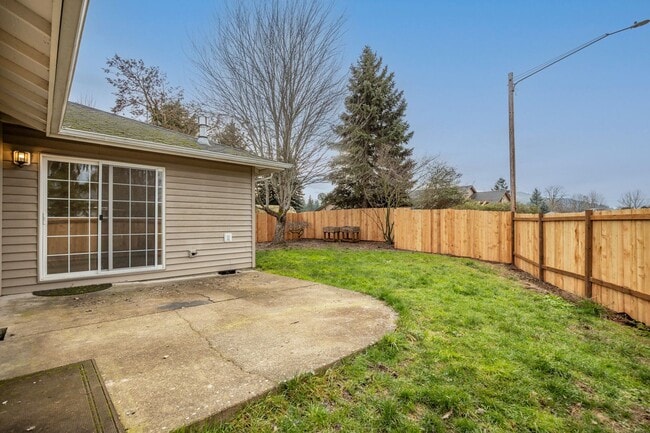 Building Photo - **MOVE IN SPECIAL!** Pet Friendly Charming 3 Bedroom Home with large office!