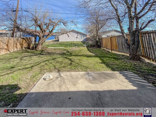 Building Photo - 2 bedroom/ 1 bath with one car garage.