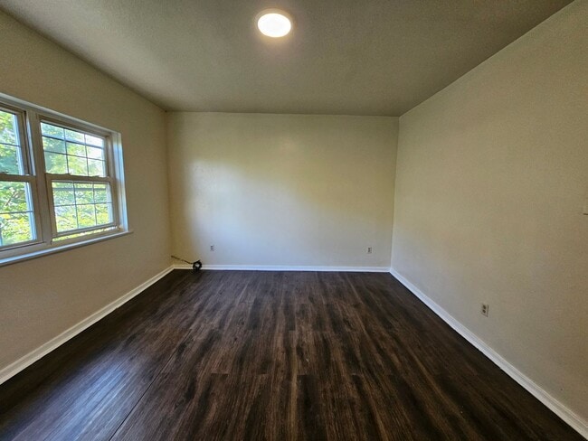 Building Photo - Spacious 3 bedroom 1 bathroom Apartment for rent!