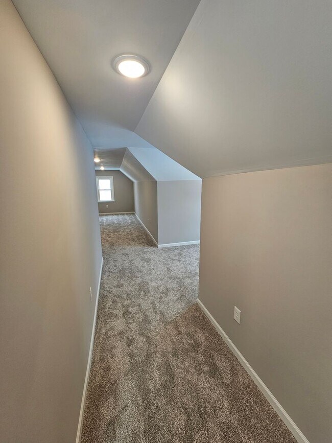 Building Photo - Beautiful Parma Heights 3 Bedroom