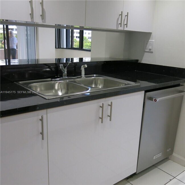 Building Photo - 251 Crandon Blvd