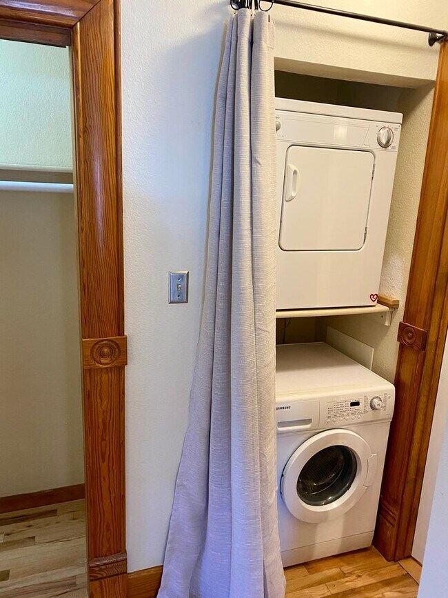 Building Photo - Sunny, Cozy 1 Bedroom Condo - Available for Move-in Now!