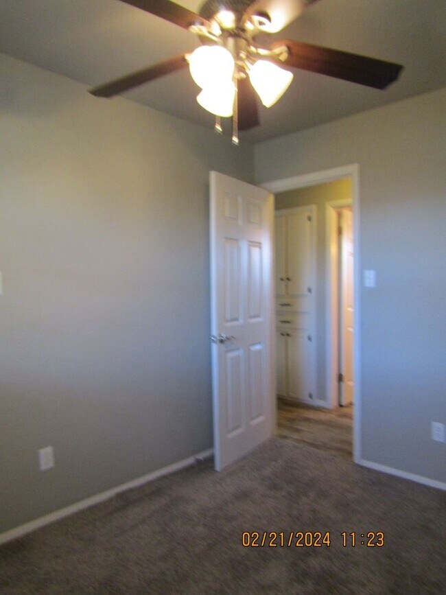 Building Photo - MacArthur Schools Area!