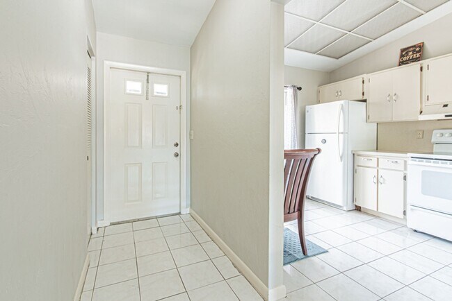 Building Photo - Fully Furnished Naples Condo with Resort-Style Living