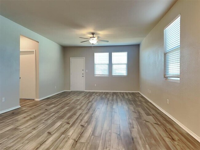 Building Photo - 5124 Saddle Clb Dr