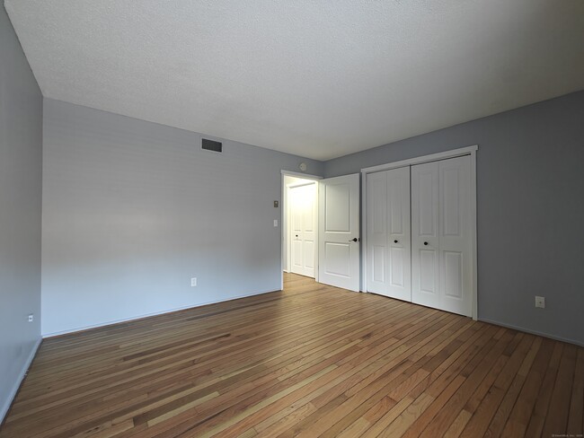 Building Photo - 351 Heritage Vlg