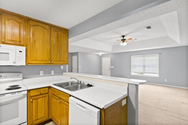 Building Photo - Now Available! 3 Bed 3 Bath Duplex