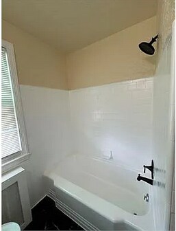 Building Photo - 3 Bedroom 2 bathroom