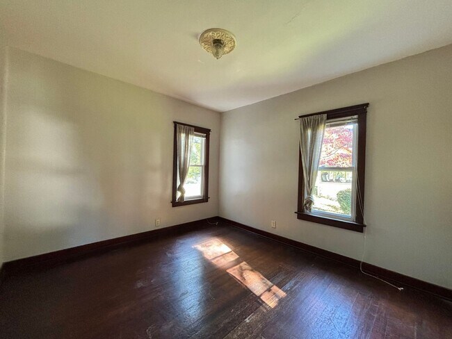 Building Photo - 2 Bedroom 1 Bathroom Home