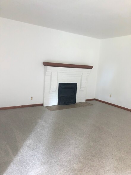 Living Room - 906 N West St