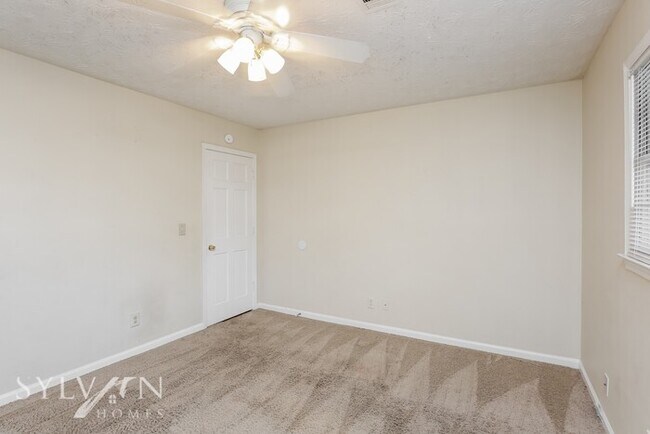 Building Photo - Enjoy one-level living in this 2 bedroom, ...