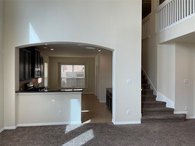 Building Photo - 627 Oak Cir Dr E