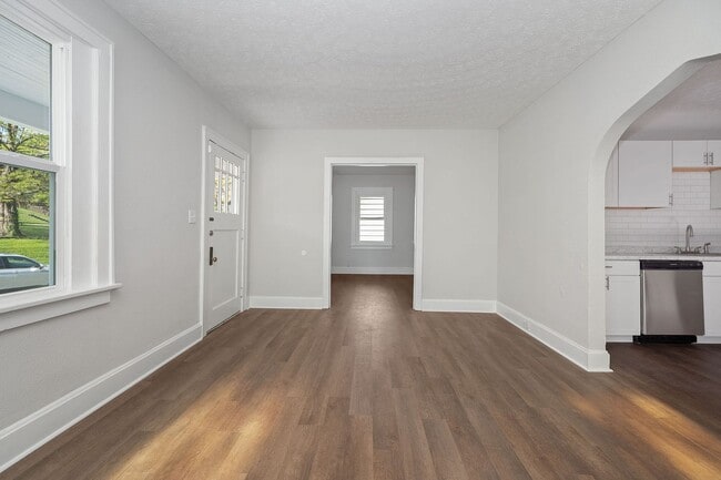 Building Photo - PRICE HILL - Stunning 4 bed 2 bath on quiet cul de sac street