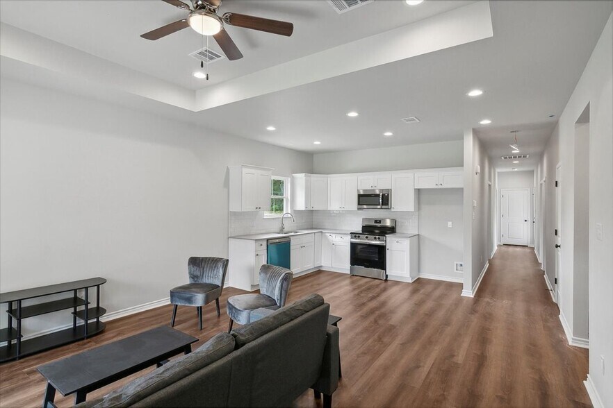 Building Photo - 9896 Golden Ln
