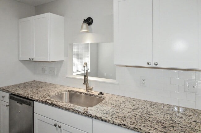 Building Photo - Beautifully Updated Ranch Home