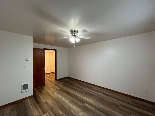 Building Photo - Updated 1st floor 1 X 1 Beaverton Condo! Close to Downtown Beaverton! Spacious & Open, Close to N...