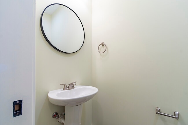 Building Photo - RnR Duplex SoBro