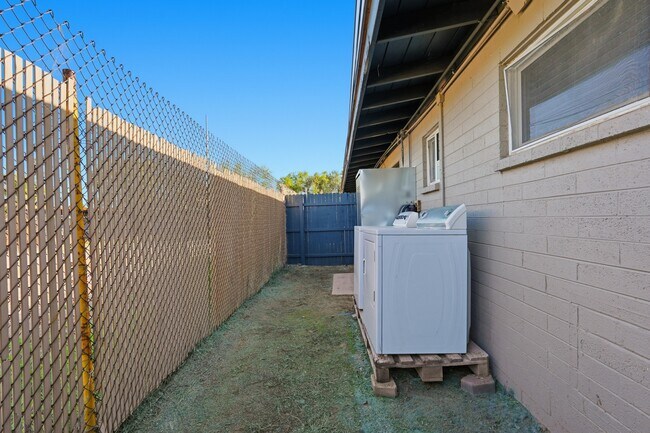 Building Photo - 1320 N 48th Pl