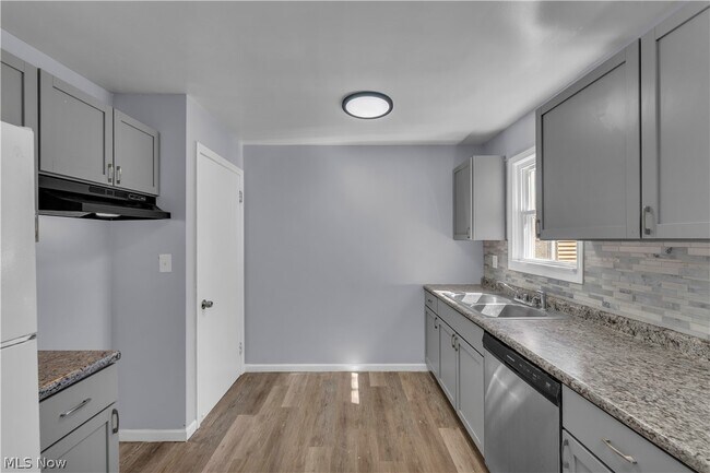 Building Photo - 15506 Westview Ave