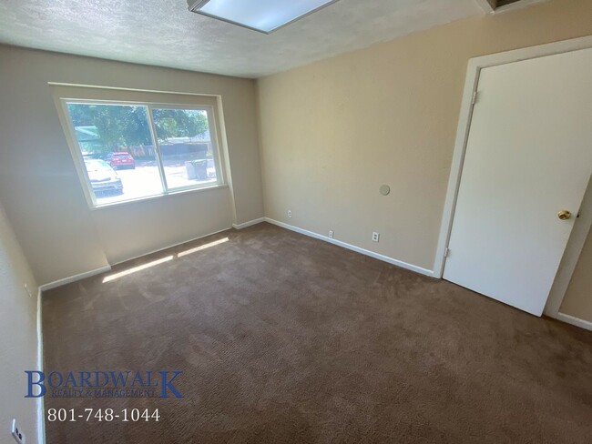 Building Photo - Charming 3 Bed 2 Bath Home in Holladay wit...