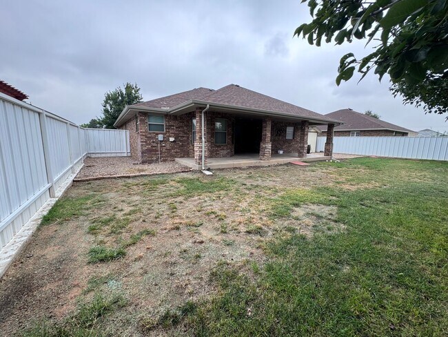 Building Photo - Beautiful 4 bed 2 bath home Available Now!