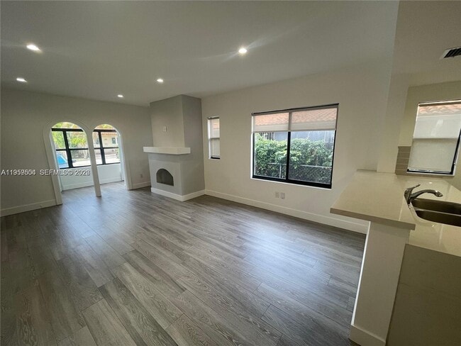 Building Photo - 1637 SW 10th St