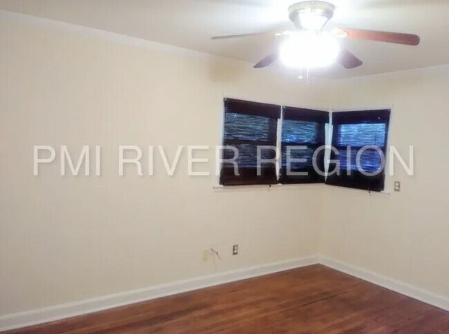 Building Photo - 3 Bedroom 2 Bathroom Home