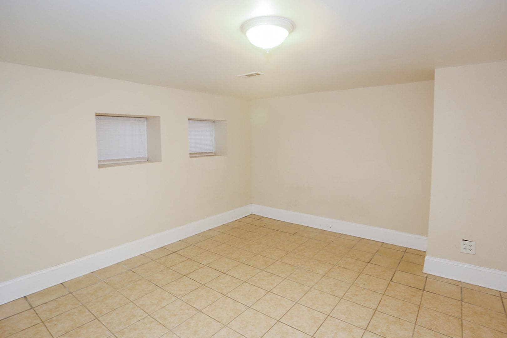 Building Photo - 877 W Lill Ave