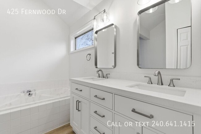 Building Photo - 425 Fernwood Dr