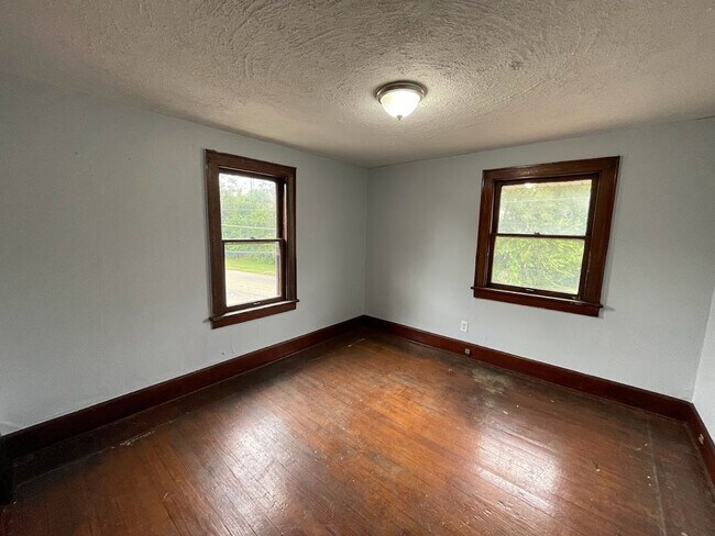 Building Photo - Three bedroom one bathroom home for rent