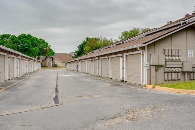Building Photo - 1730 Timber Ridge Rd
