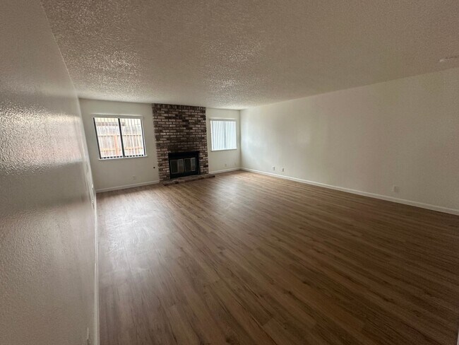 Building Photo - 547 De Leon Dr
