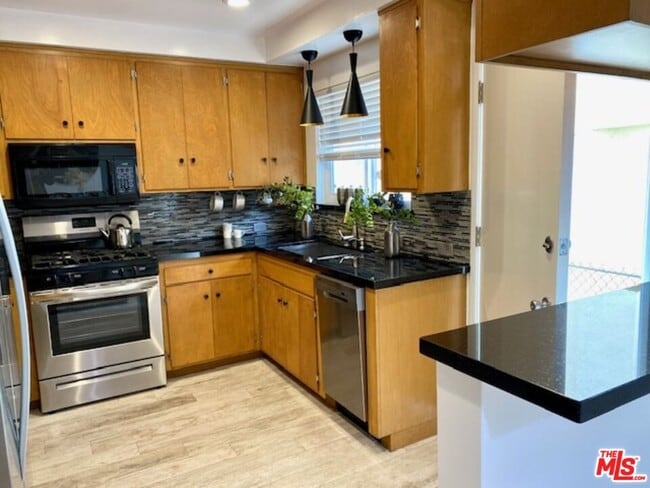 Building Photo - 1010 21st St