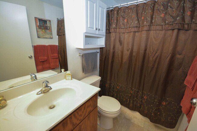 Building Photo - Ranch-style home with great fenced yard & patio!