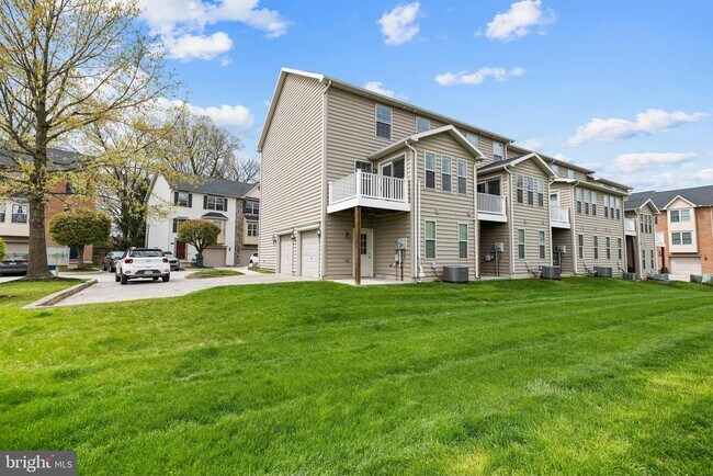 Building Photo - 10 Shady Tree Ct